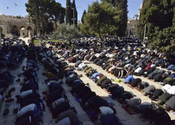 80 ألف مصلٍ يؤدون أولى جمع رمضان في المسجد الأقصى رغم القيود المشددة