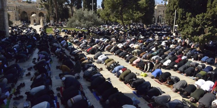 80 ألف مصلٍ يؤدون أولى جمع رمضان في المسجد الأقصى رغم القيود المشددة