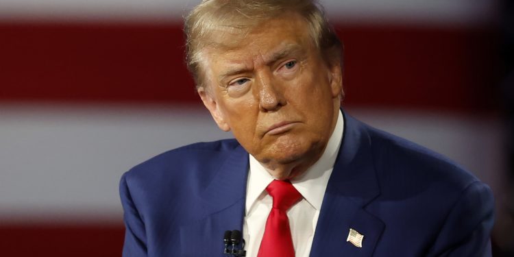ترامب يهدد بفرض رسوم جمركية إضافية على الدول التي تُواصل التبادل التجاري مع إيران