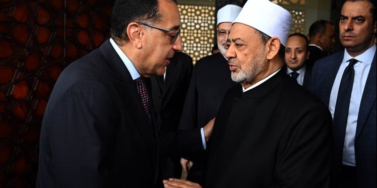مدبولي يهنئ الإمام الأكبر بمناسبة قدوم شهر رمضان