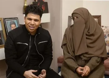 عمر كمال يمر بلحظات صعبة ويطلب دعاء الجمهور لوالدته