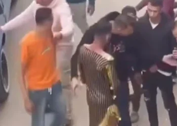 القبض على المتهمين بإجبار شاب على ارتداء «بدلة رقص» والتعدي عليه في بنها