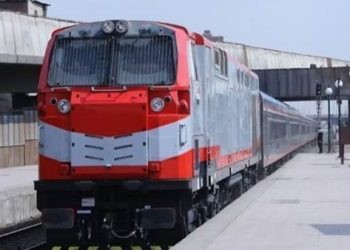 احذر.. الركوب على أسطح القطارات يعرضك للحبس وغرامة 20 ألف جنيه