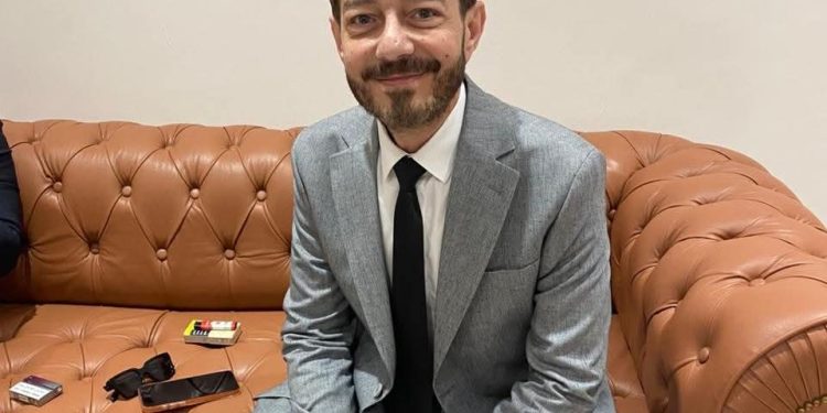 أحمد زاهر يدعو لتطبيقات تتيح لأولياء الأمور متابعة استخدام أولادهم للإنترنت