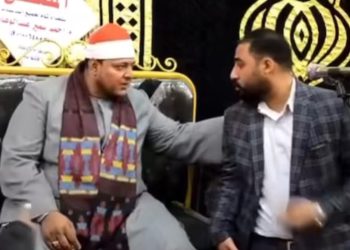 الميتم قلب خناقة.. اشتباك بالأيدي بين قارئ قرآن وأحد الحضور داخل سرادق عزاء