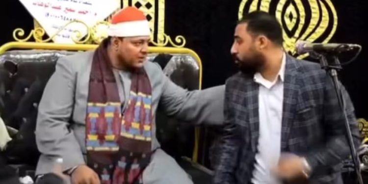 الميتم قلب خناقة.. اشتباك بالأيدي بين قارئ قرآن وأحد الحضور داخل سرادق عزاء