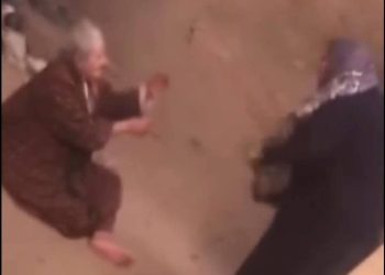 سحلتها وضربتها بالمقشة.. سيدة تعتدي على والدتها بالضرب في الشارع بالشرقية