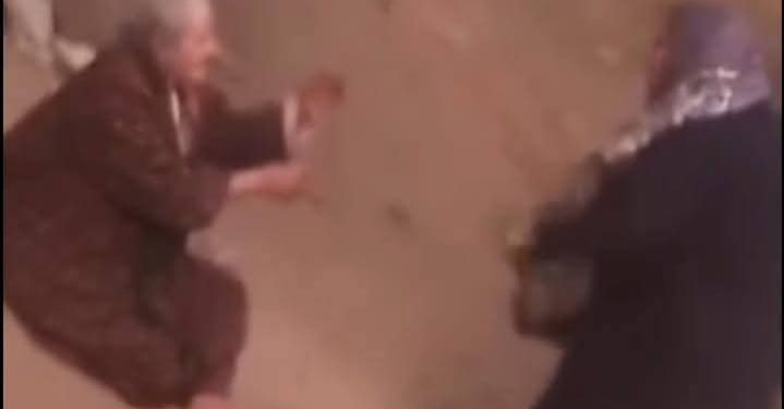 سحلتها وضربتها بالمقشة.. سيدة تعتدي على والدتها بالضرب في الشارع بالشرقية