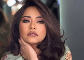 مردومة بالتراب.. معجب يصور سيارة شيرين عبد الوهاب أمام منزلها بعد عزلتها