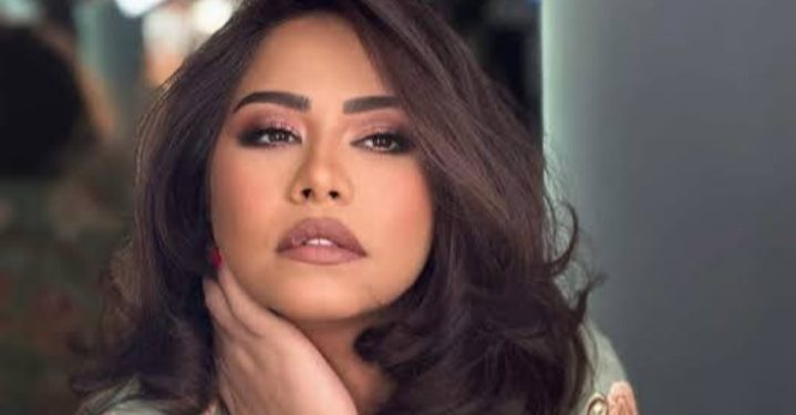 مردومة بالتراب.. معجب يصور سيارة شيرين عبد الوهاب أمام منزلها بعد عزلتها