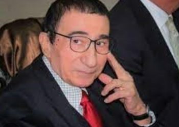 عمل نفسه من خدمة العملاء.. وزير الشباب والرياضة الأسبق يقدم بلاغا ضد شخص بتهمة الاستيلاء على مبلغ مالي من حسابه البنكي