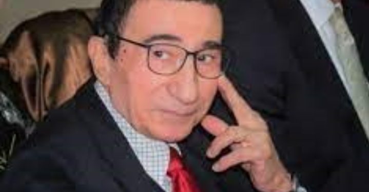 عمل نفسه من خدمة العملاء.. وزير الشباب والرياضة الأسبق يقدم بلاغا ضد شخص بتهمة الاستيلاء على مبلغ مالي من حسابه البنكي