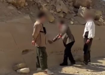 القبض على المرشد السياحي صاحب واقعة الرسم على الأهرامات
