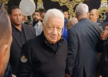مرتضى منصور ومجدي عبد الغني وفاروق جعفر في عزاء مصطفى رياض نجم الترسانة
