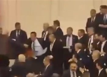 توتر تحت القبة.. اشتباكات بالأيدي تعطل مراسم أداء اليمين في البرلمان التركي