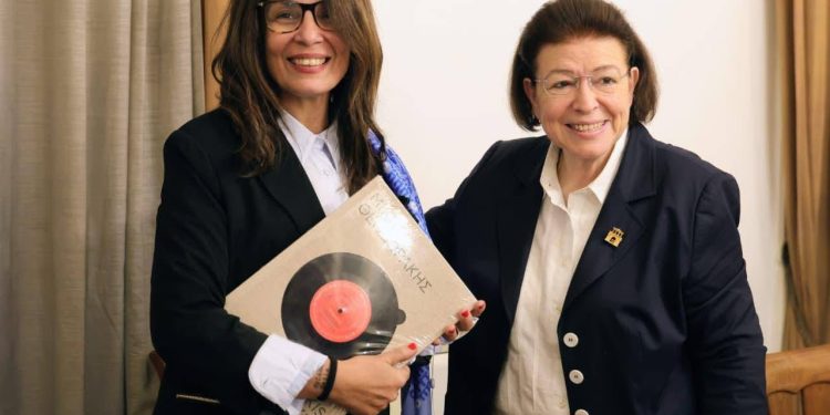 وزيرة الثقافة تبحث مع نظيرتها اليونانية تعزيز التعاون الثقافي المشترك بين مصر واليونان