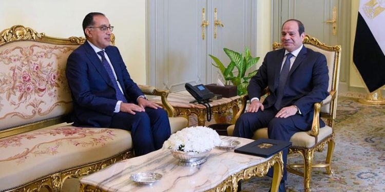 مدبولي يهنئ الرئيس السيسي بحلول شهر رمضان المبارك 