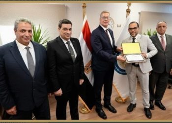 وزير البترول يكرّم فريقًا نجح في توطين إنتاج «كاسر الاستحلاب» وتقليل الاعتماد على المستورد