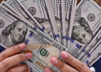 الدولار يهبط دون 52 جنيهًا بالبنوك.. تعرف على أقل سعر الآن