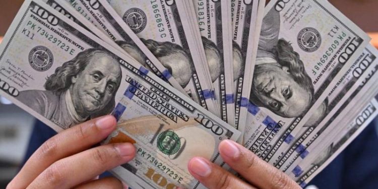 الدولار يهبط دون 52 جنيهًا بالبنوك.. تعرف على أقل سعر الآن
