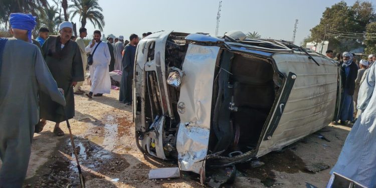 حـادث مـروع علي طريق أسيوط الزراعي … مصرع شخصين وإصابة 12 في تصادم ميكروباص و تروسيكل