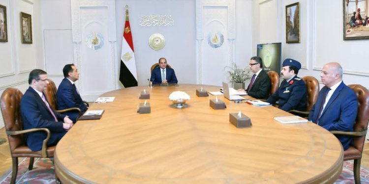 الرئيس السيسي يؤكد ضرورة استخدام الدولة لكل آليات ضبط السوق والأسعار لتفادي غلاء الأسعار أو المضاربات