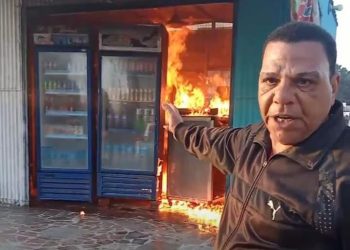 مواطن يشعل النيران في كشكه بالإسماعيلية إحتجاجا على قرارات الإزالة